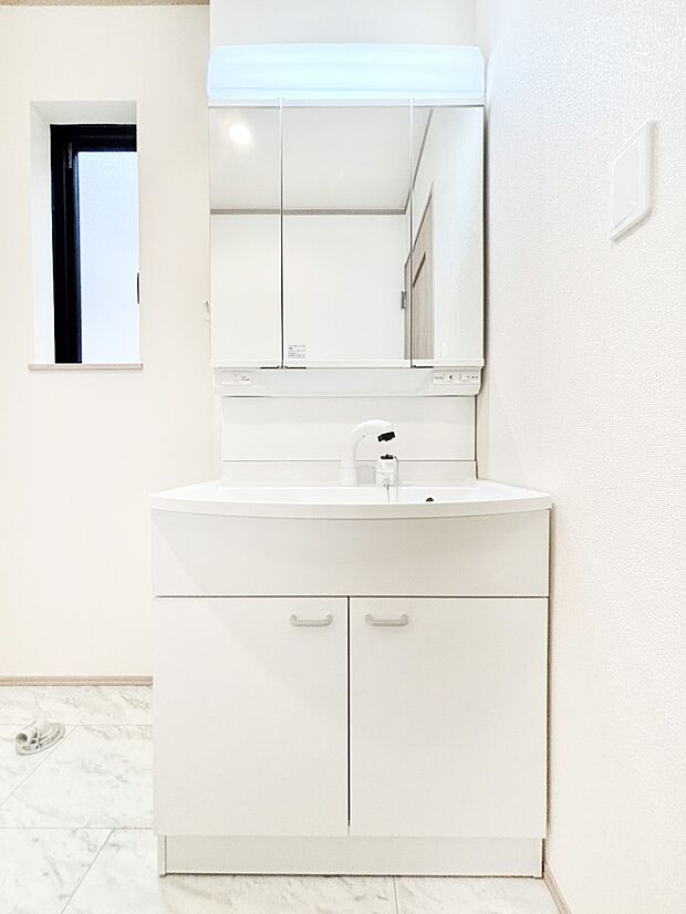 三面鏡キャビネット・シャワー付き洗面化粧台で忙しい朝の身支度もスムーズに！