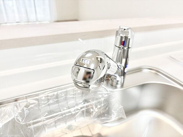 いつでも清潔なおいしいお水を。一つの水栓で水道水と浄水を使い分け。