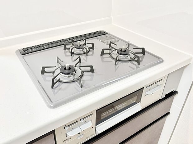 ガスコンロはＳｉセンサー搭載。火力調節や焦げ付き・消し忘れも防いでくれます。