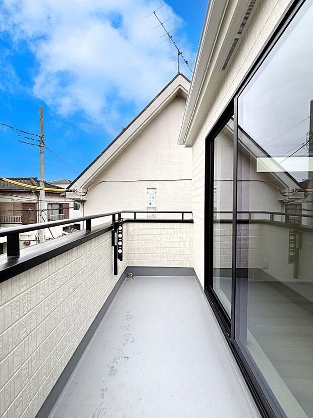 暖かな陽光が降り注ぐバルコニーはお洗濯におすすめ。爽やかな風も心地よいです。 