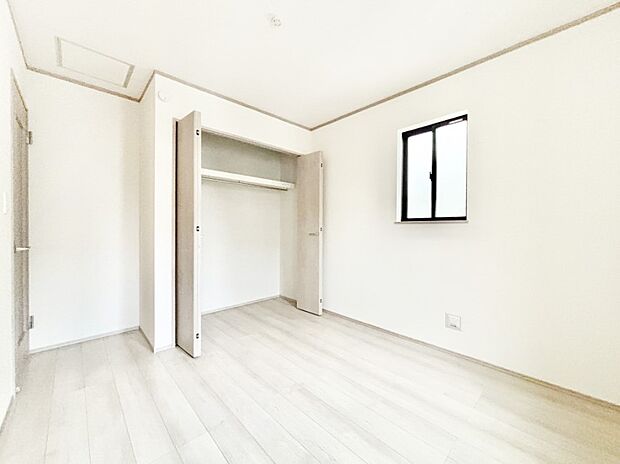 クローゼット付きのお部屋でスッキリとした空間でゆったり寛げます！