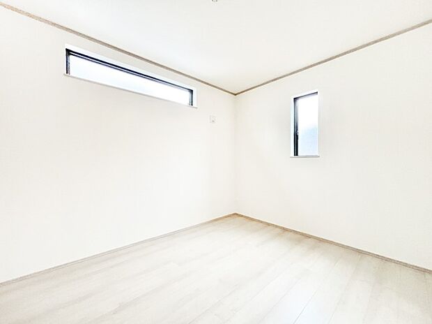 2面採光の洋室。窓から入り込む陽光がお部屋全体を優しく包み込みます！