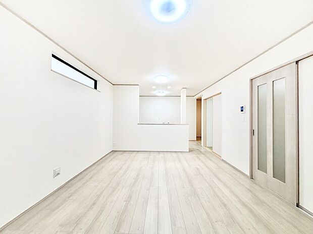 家族の笑顔が自然と生まれてくる、そんな雰囲気のダイニングに仕上がっています。