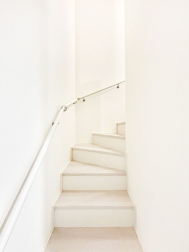 小さなお子さまやご年配の方に嬉しい配慮！階段には手摺付きです。