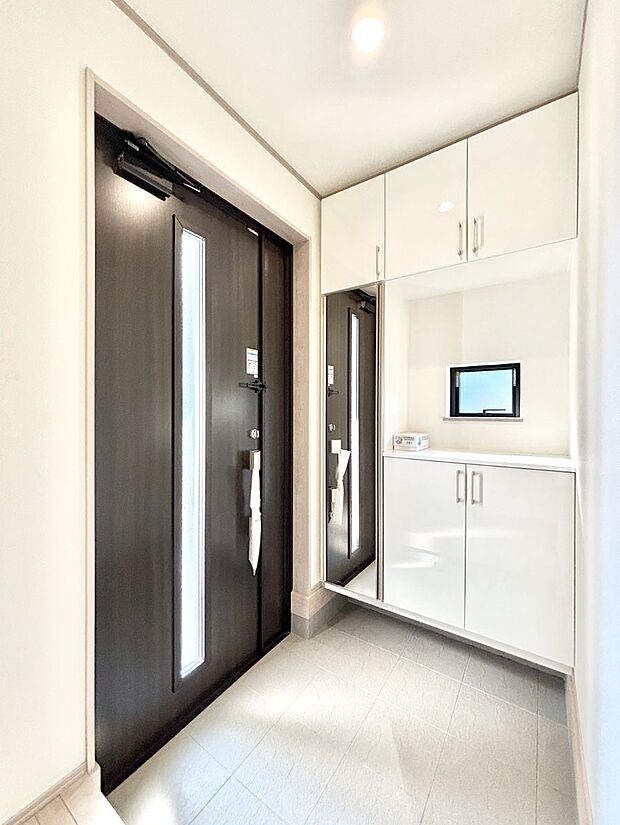 明るい玄関はお客様をお出迎えするのにぴったりです！ 