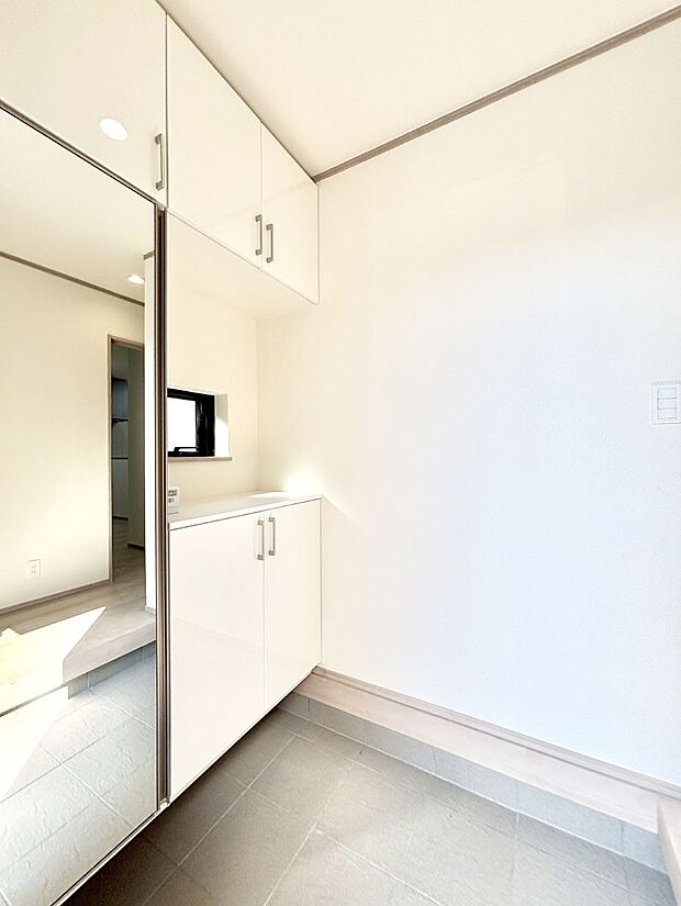 家族の帰宅やお客様をあたたかく迎える玄関  