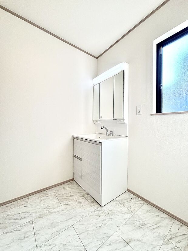 明るい洗面所は毎朝の身支度も楽しくできちゃいそうです。