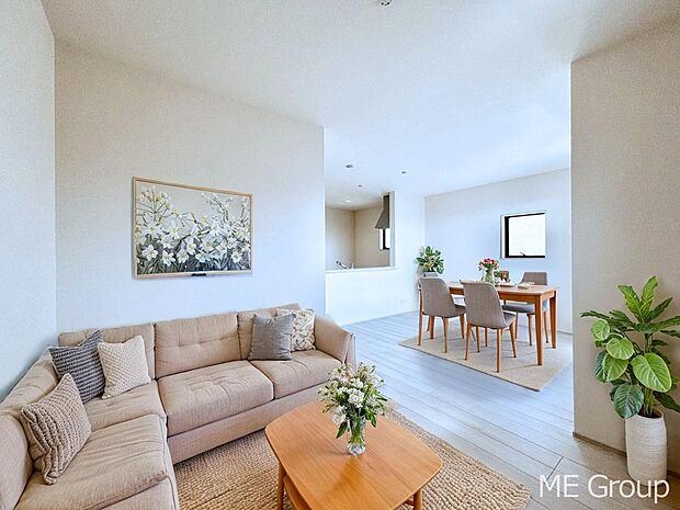 ご家族の賑やかな話し声で包まれる明るいリビング ※家具はCGです