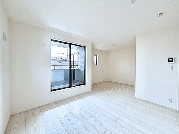 明るい陽光が注ぎ、寛ぎの雰囲気に満たされるリビング・ダイニング。