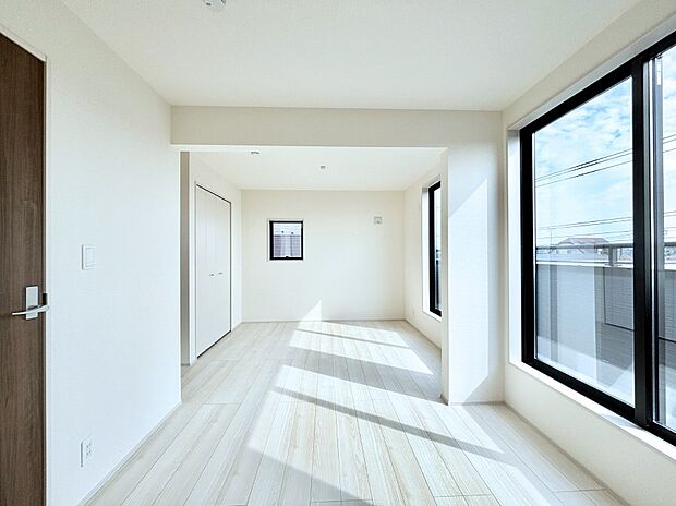 明るいバルコニーサイドに洋室を設置。目覚めの良い寝室に。