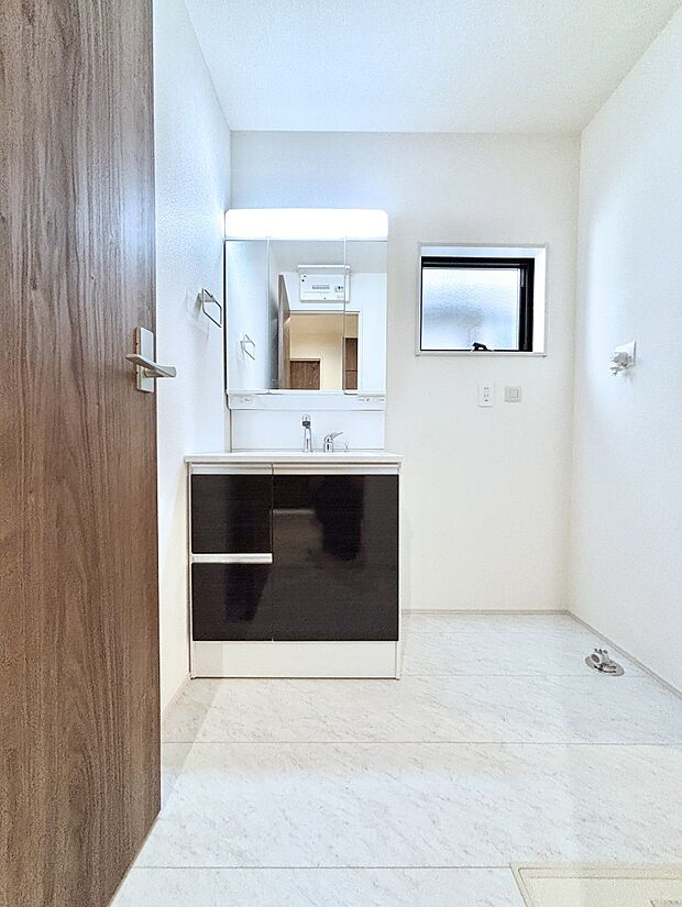 大きく見やすい三面鏡で清潔感ある洗面台は、身だしなみチェックや肌のお手入れにおすすめです。