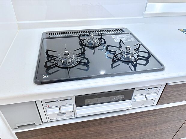 ガスコンロはSiセンサー搭載。火力調節や焦げ付き・消し忘れも防いでくれます。