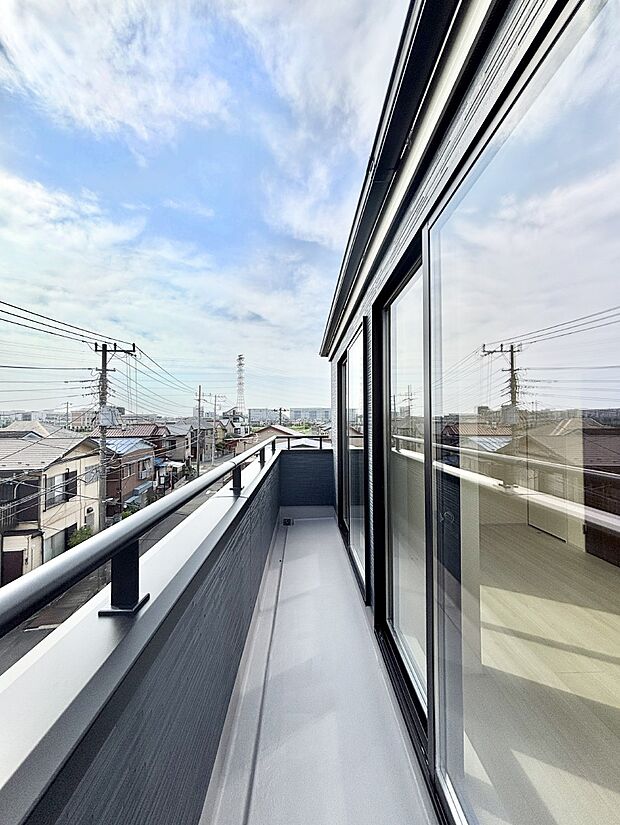 ゆったりバルコニーだから沢山お洗濯ものを干せます。