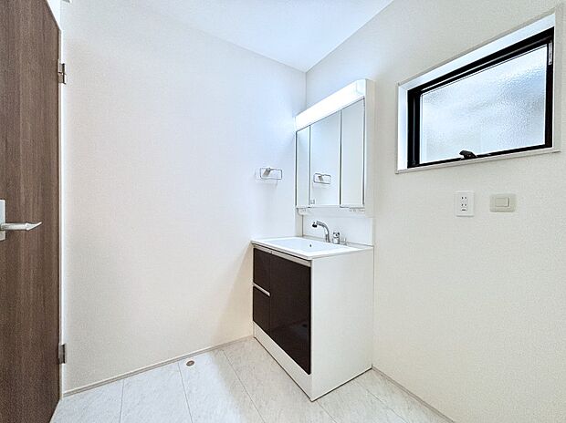 清潔感のある快適空間です。毎日の身支度も気持ち良くお使い頂けます。