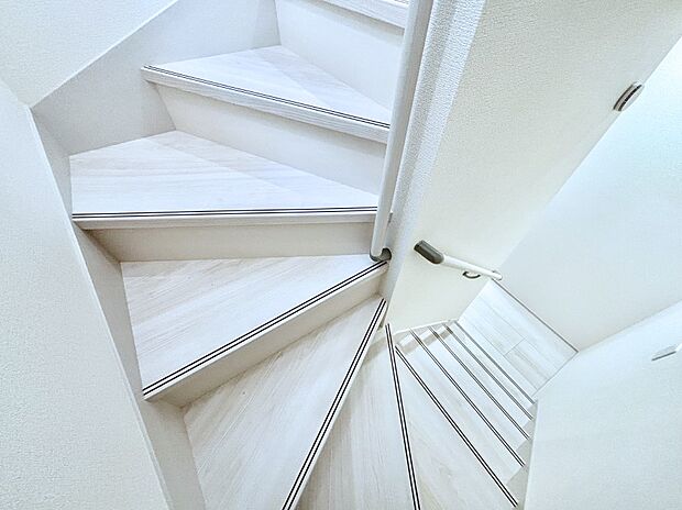 安全性を考慮し階段には手すりを設置しています