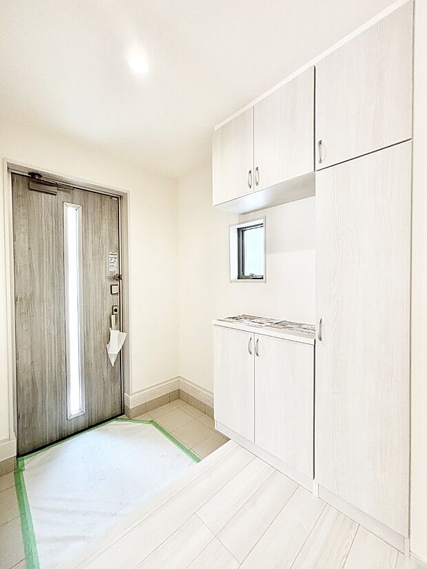 明るい玄関はお客様をお出迎えするのにぴったりです！ 