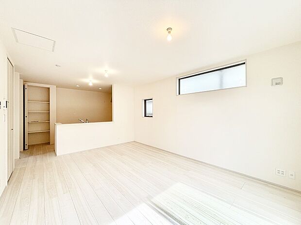 ナチュラルテイストの優しく柔らかい色使いのフローリングが素敵なリビングですね。