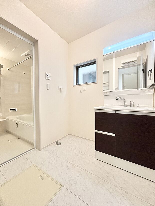 ゆとりの洗面スペースで朝の身支度もスムーズに