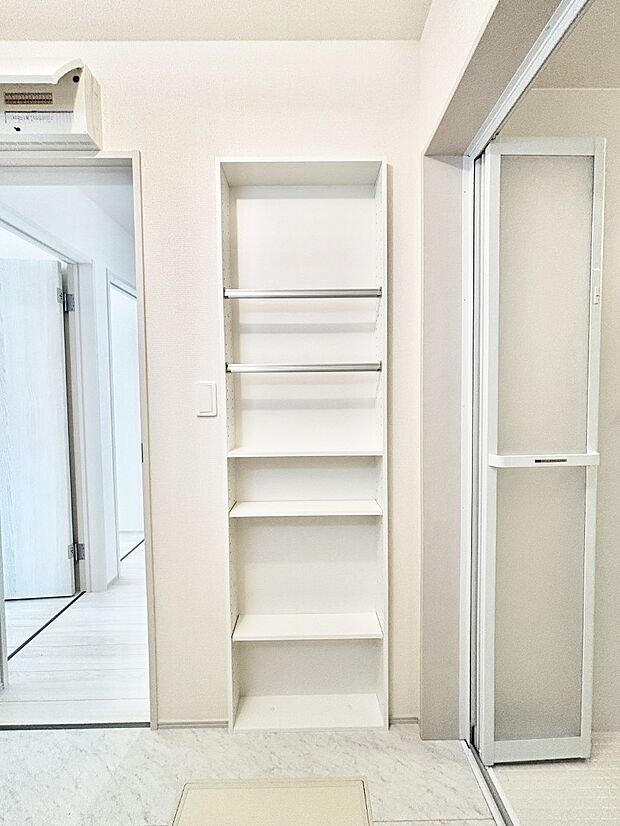 洗面所には嬉しい収納棚が付いています。 