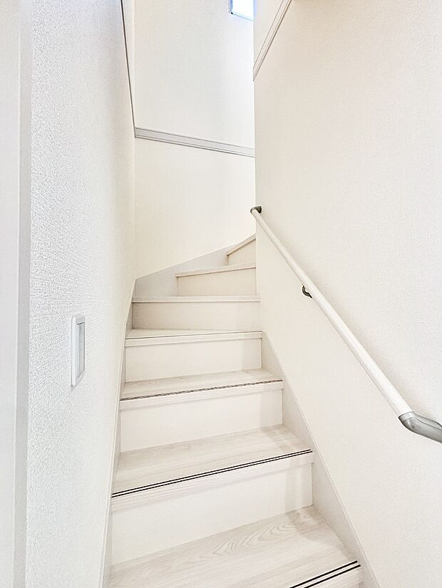 安全性を考慮し階段には手すりを設置しています