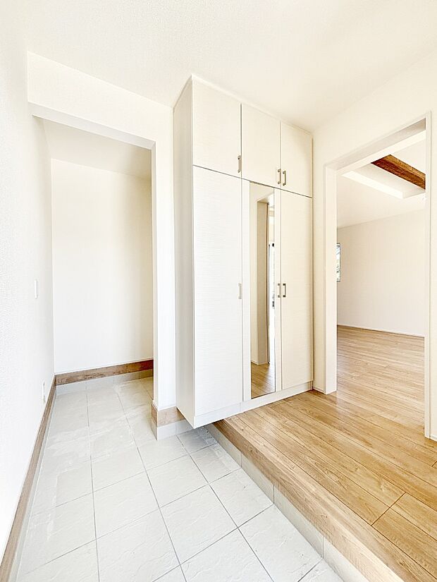 土間収納のついた収納力豊富な玄関。明るい玄関はお客様をお出迎えするのにぴったりです!