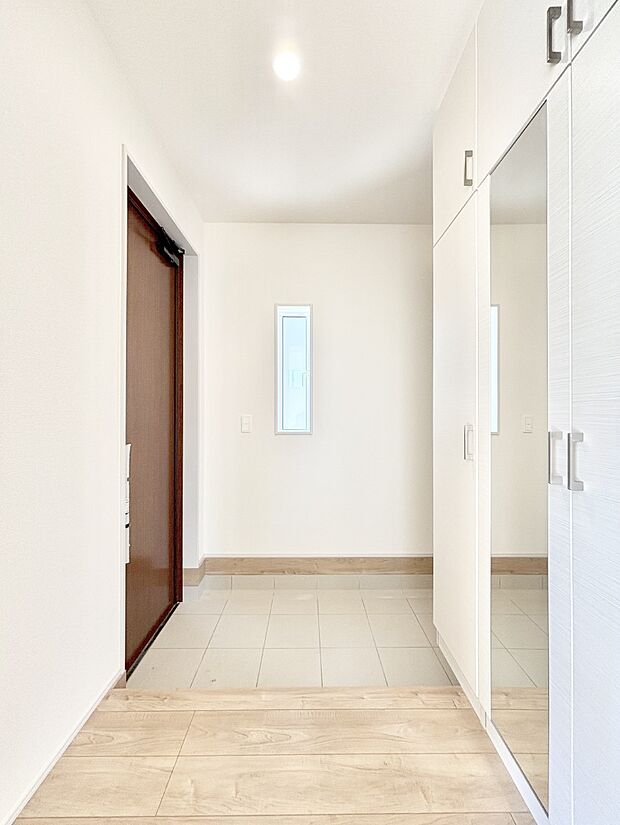 散らかりがちな玄関もスッキリの玄関収納付