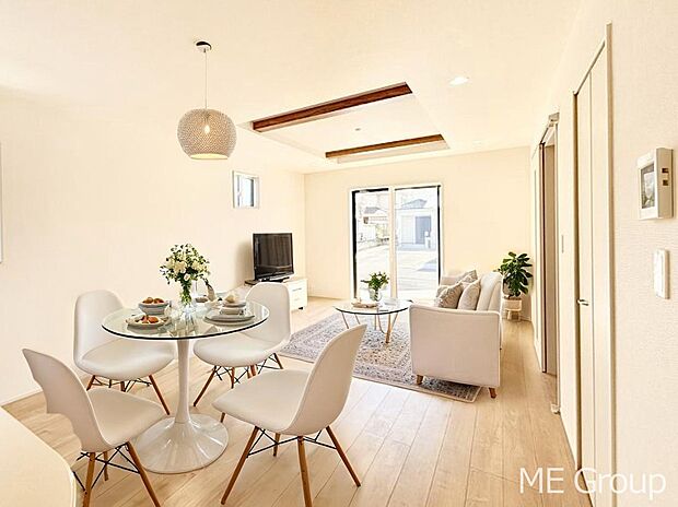 ご家族の賑やかな話し声で包まれる明るいリビング ※家具はCGです