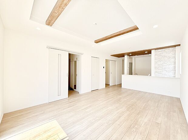 明るい陽光が注ぎ、寛ぎの雰囲気に満たされるリビング・ダイニング。