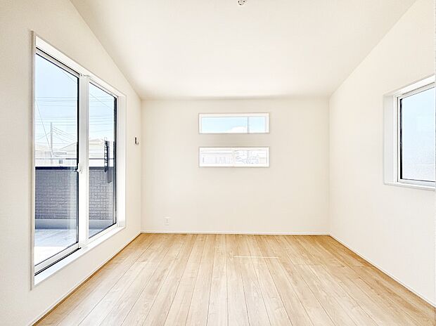 窓からのやさしい光が心地よいプライベートルーム