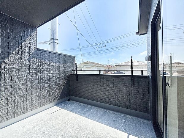 上部に屋根がかかっているので急な雨の時にも安心です。