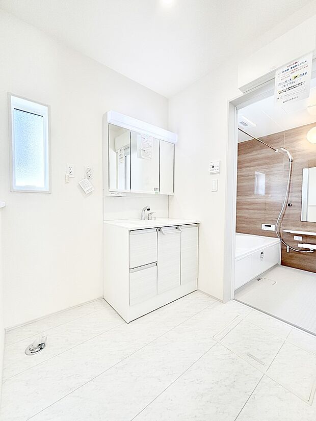 小窓がついているので湿気の多い場所でも換気が十分行えます。毎日の身支度を気持ち良く!
