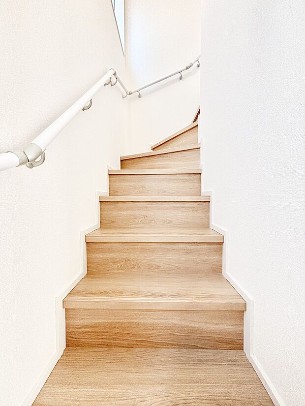 安全性を考慮し階段には手すりを設置しています