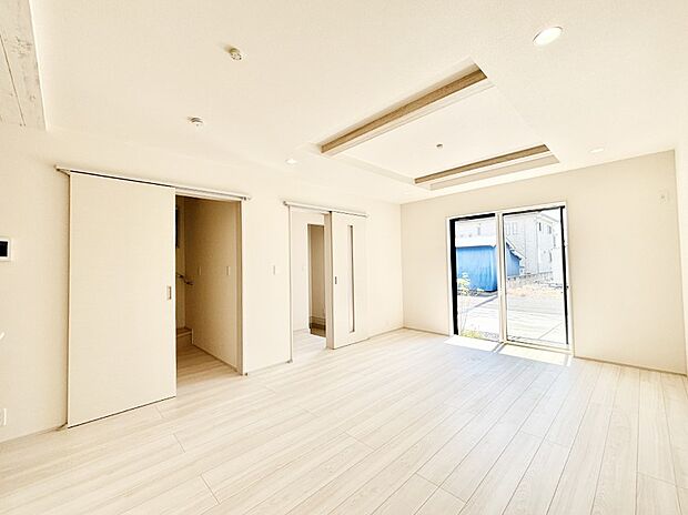 日当たりのいいリビングでゆったりとしたティータイムを！ お気に入りのグリーンを飾れば更に心地よさがアップ！