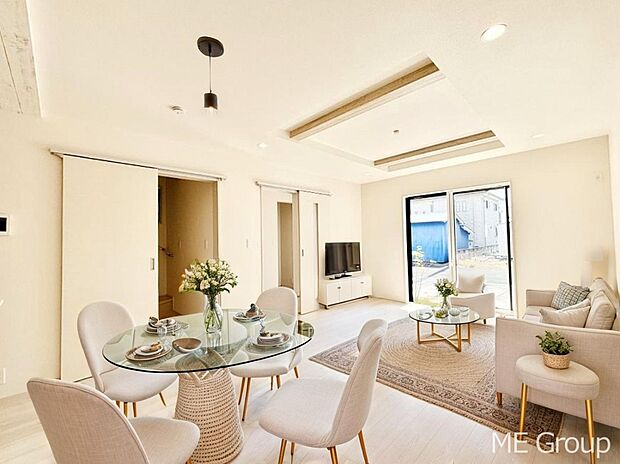 ご家族の賑やかな話し声で包まれる明るいリビング  ※家具はCGです