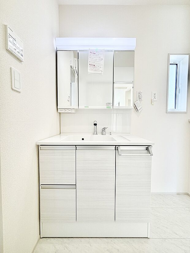 大きく見やすい三面鏡で清潔感ある洗面台は、身だしなみチェックや肌のお手入れにおすすめです。 