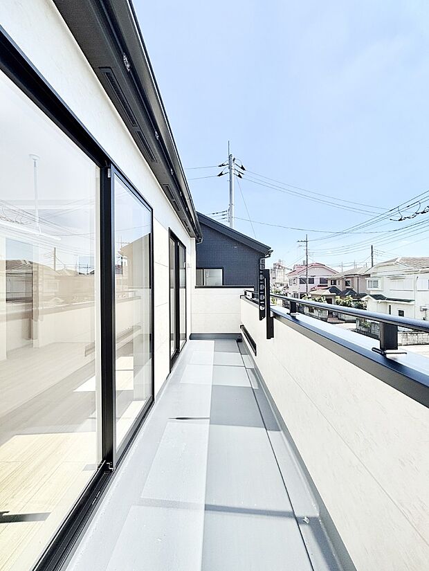 ゆったりバルコニーだから沢山お洗濯ものを干せます。