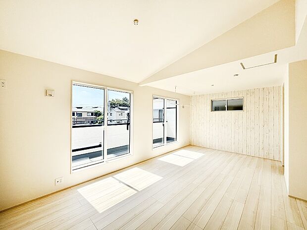 窓からのやさしい光が心地よいプライベートルーム  