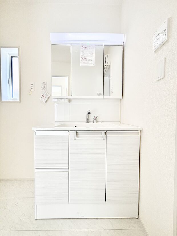 三面鏡が嬉しい洗面化粧台です。 