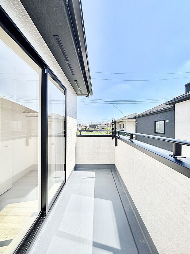 ゆったりバルコニーだから沢山お洗濯ものを干せます。