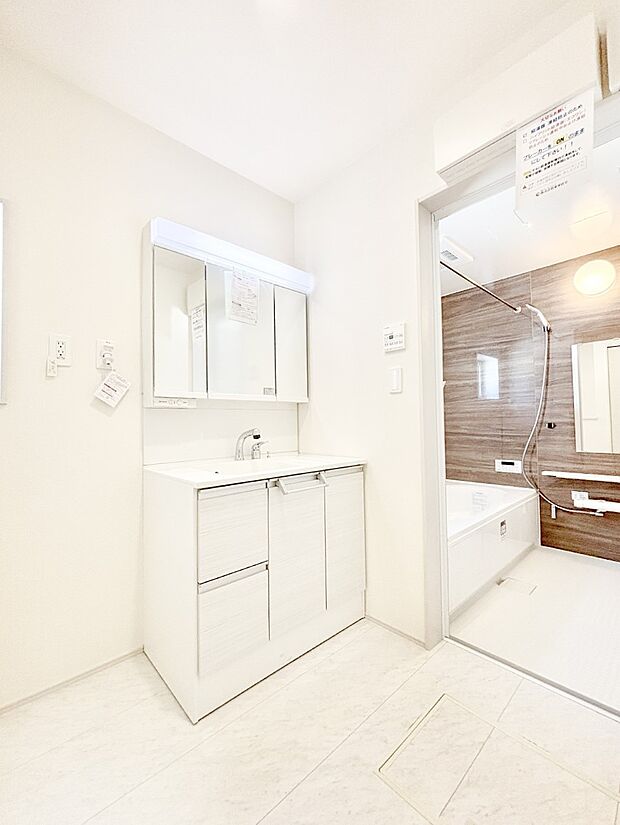 清潔感ある洗面化粧室で朝の身支度も快適