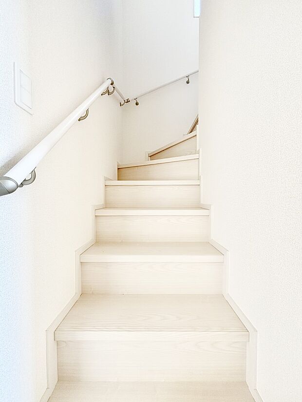 安全性を考慮し階段には手すりを設置しています