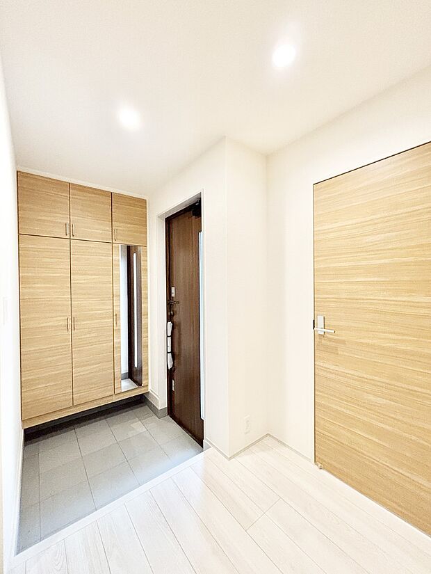 背の高いミラーが空間に広がりを感じさせてくれます  