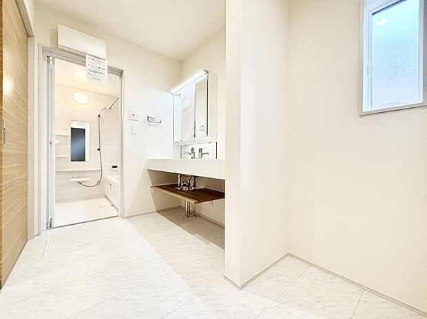 清潔感ある洗面化粧室で朝の身支度も快適