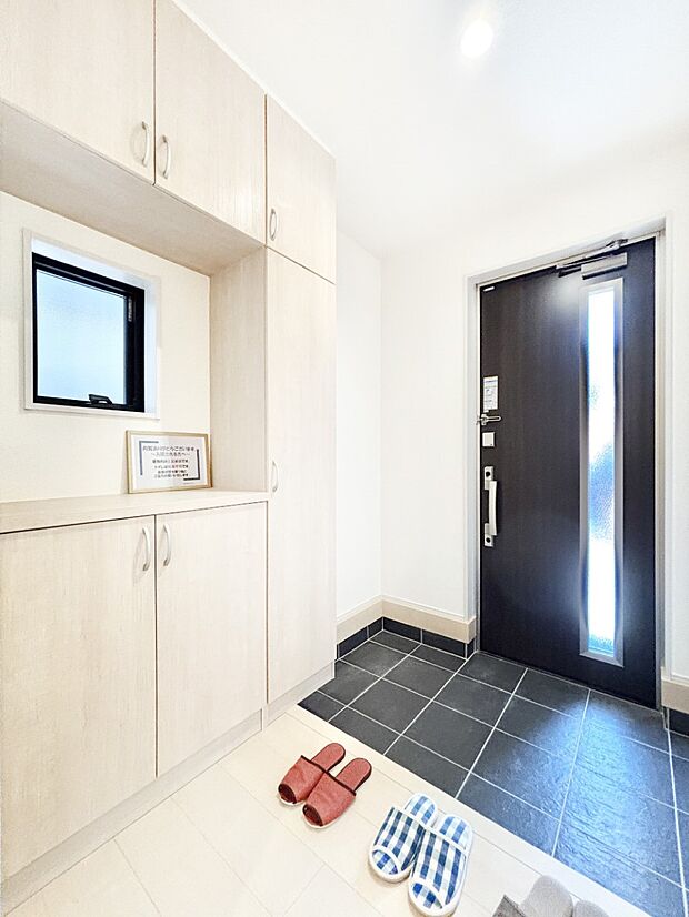 明るい玄関はお客様をお出迎えするのにぴったりです！ 