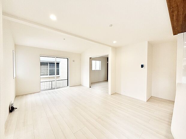 隣接の洋室を開放すればさらに広々空間に