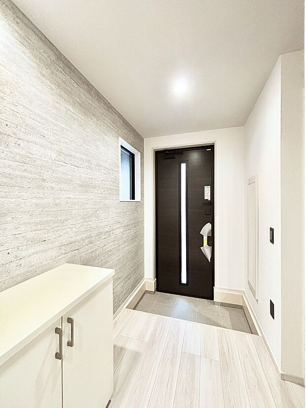 ガラススリットの入った玄関ドアが室内に光を届けてくれます  