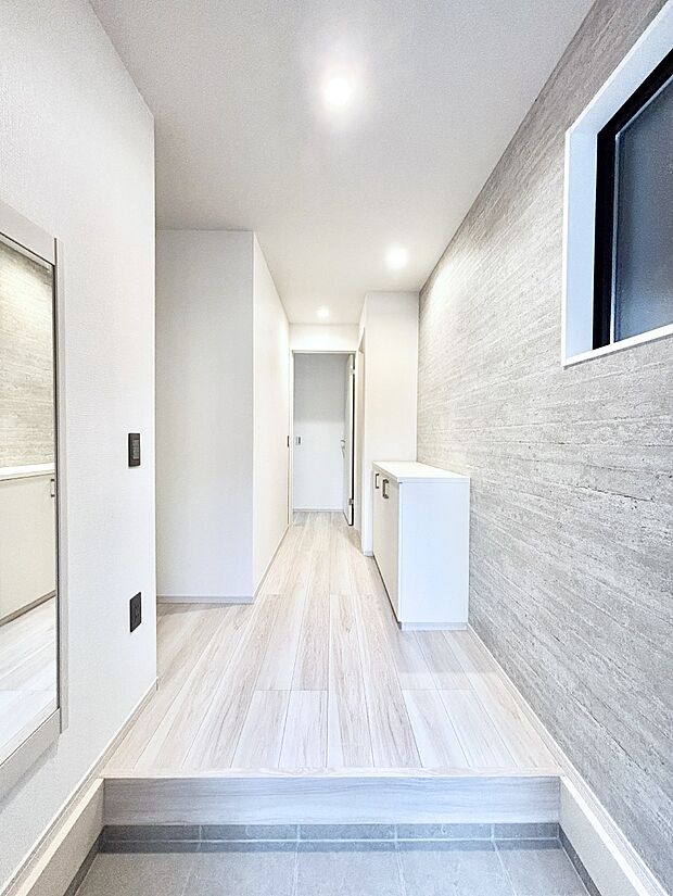 明るい玄関はお客様をお出迎えするのにぴったりです！ 