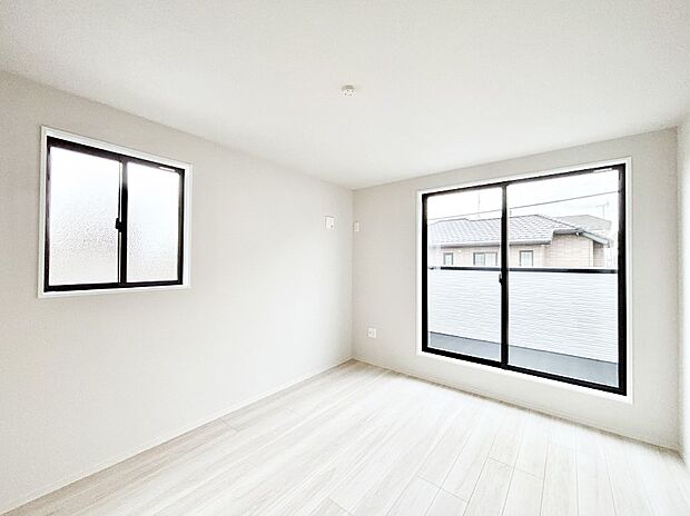 明るいバルコニーサイドに洋室を設置。目覚めの良い寝室に。 