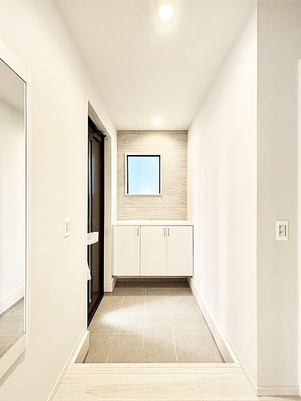 明るい陽光が入り込む玄関。ご家族の靴もスッキリ収納できる玄関収納付き！