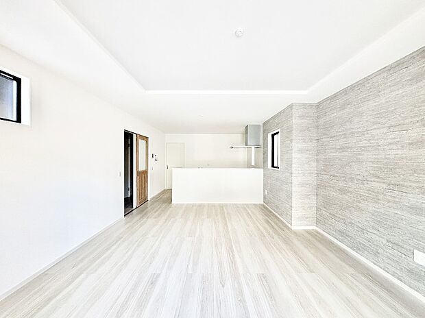 ナチュラルテイストの優しく柔らかい色使いのフローリングが素敵なリビングですね。